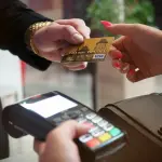 Furto e uso illecito di carta: denunciata una donna