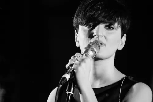 Arisa lancia un concerto benefico, Galella raccoglie l’appello: “Pronto a guidare una raccolta fondi”