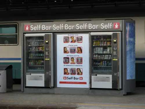 Potenza, stop ai negozi “Self H24” nel centro storico fino al 2026